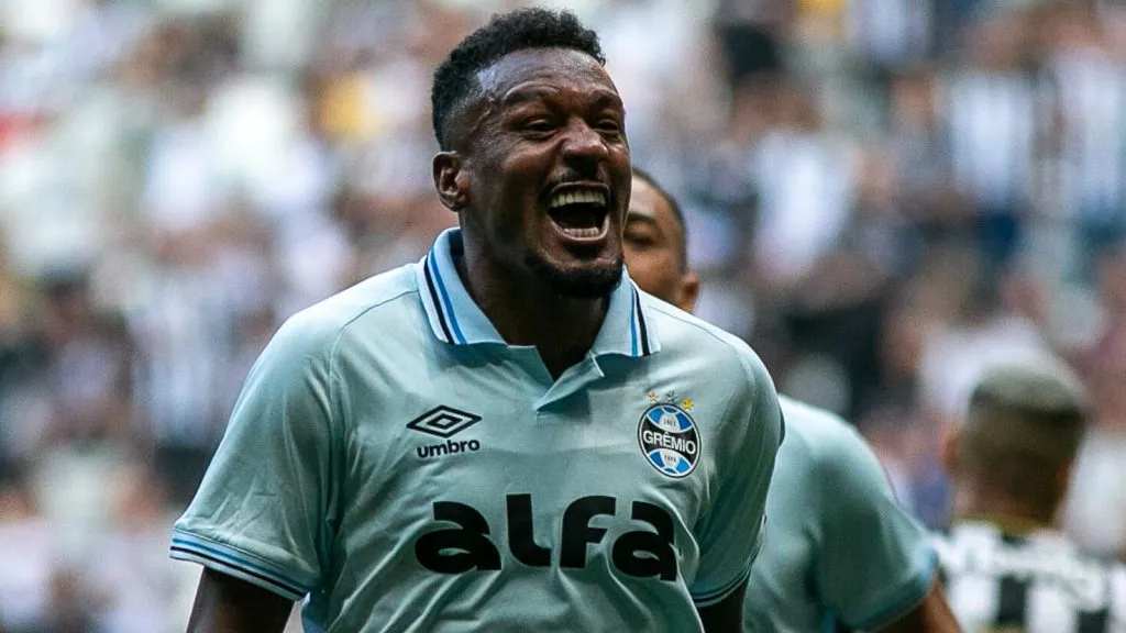 Edenílson comemorando gol. Foto: Fernando Moreno/AGIF