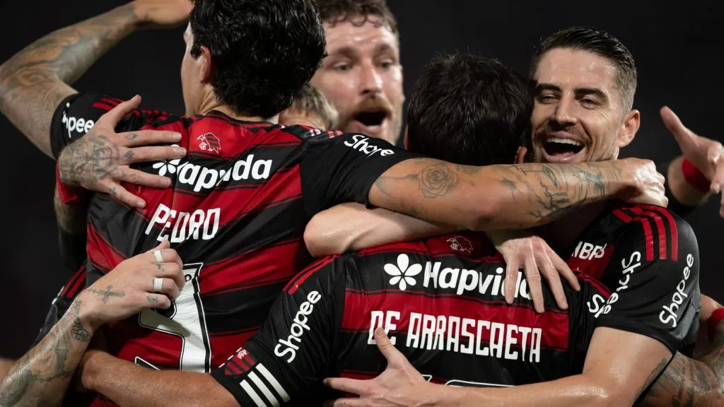 Arrascaeta jogador do Flamengo comemora seu gol com Jorginho jogador da sua equipe durante partida contra o Vitoria no estadio Maracana pelo campeonato Brasileiro A 2025. Foto: Jorge Rodrigues/AGIF