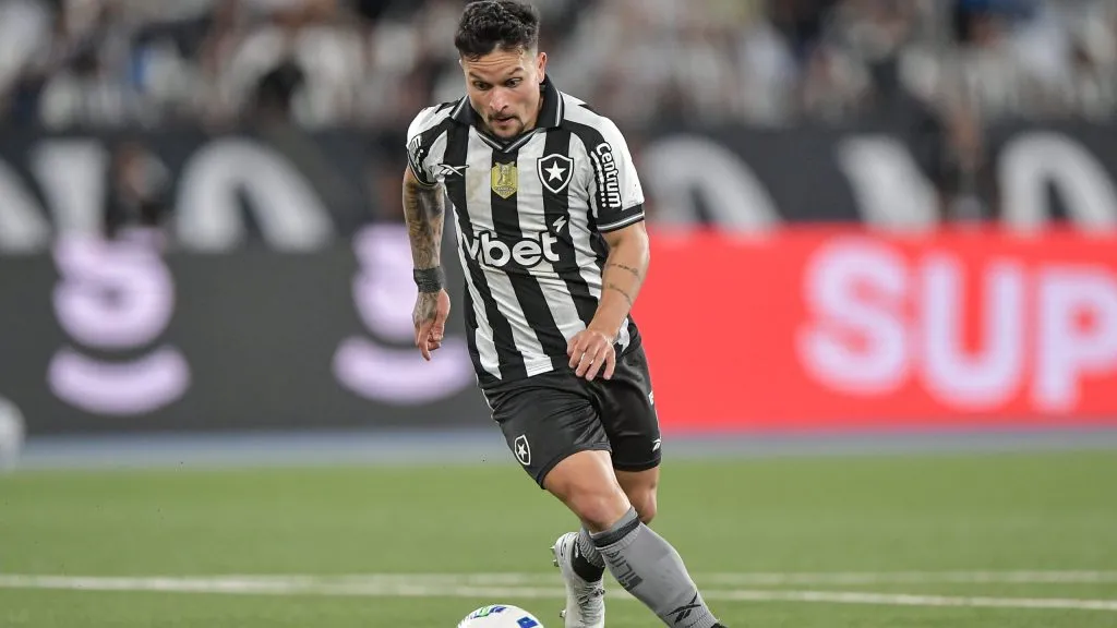 Artur jogador do Botafogo durante partida contra o Bragantino no estadio Engenhao pelo campeonato Brasileiro A 2025. Foto: Thiago Ribeiro/AGIF