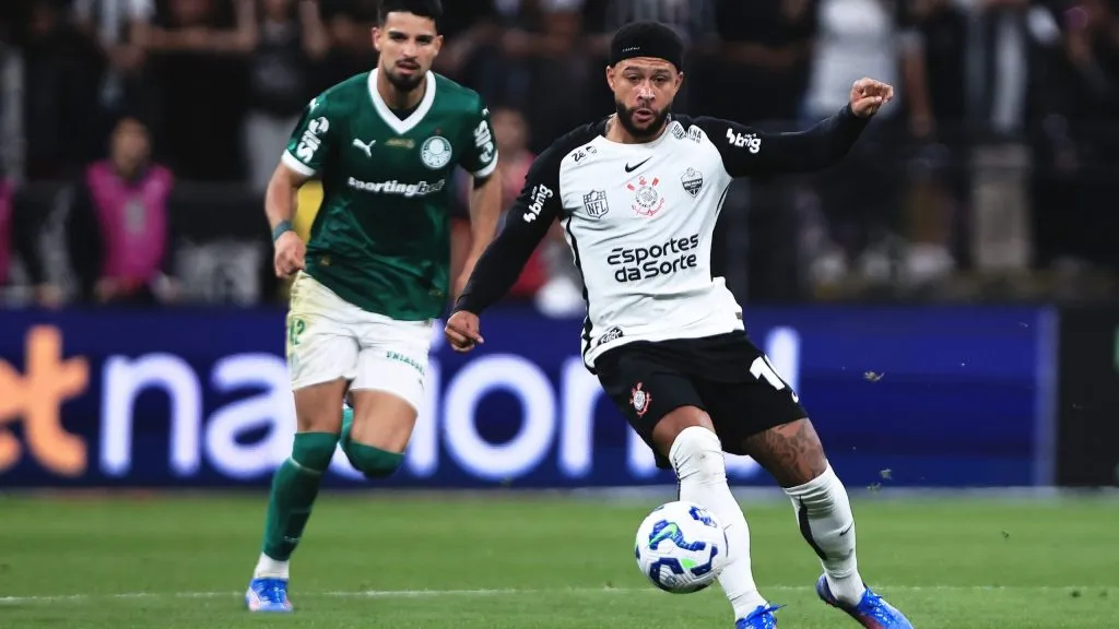 Memphis Depay em ação pelo Timão – Foto: Ettore Chiereguini/AGIF