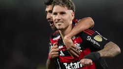 Varela jogador do Flamengo comemora seu gol com De Arrascaeta jogador da sua equipe durante partida contra o Estudiantes no estadio Maracana pelo campeonato Copa Libertadores 2025. Foto: Jorge Rodrigues/AGIF