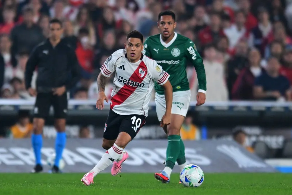 Juan Fernando Quintero do River Plate e Vitor Roque do Palmeiras – Photo by Marcelo Endelli/Getty Images)