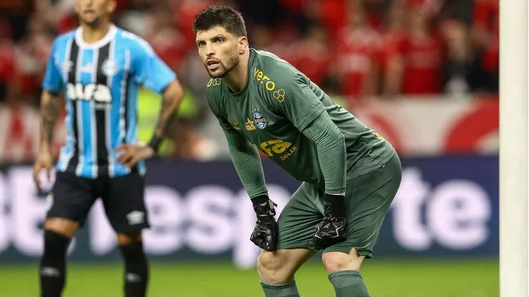 Thiago Volpi, goleiro do Grêmio em partida pelo campeonato brasileiro
