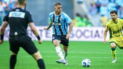 Cuéllar em ação pelo Grêmio na partida contra o Mirassol.