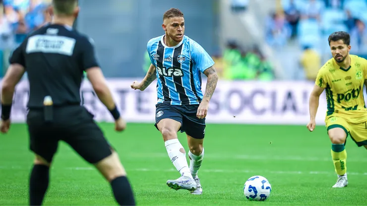 Cuéllar em ação pelo Grêmio na partida contra o Mirassol.