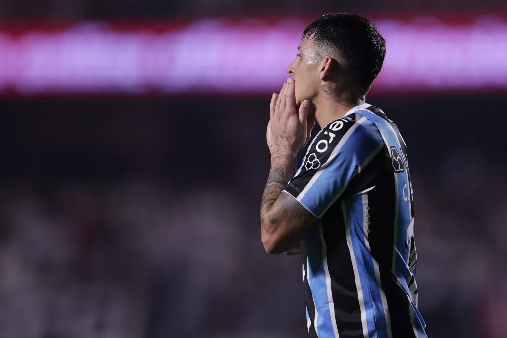 Pavon, jogador do Gremio lamenta durante partida contra o Sao Paulo no estadio Morumbi pelo campeonato Brasileiro A. Foto: Ettore Chiereguini/AGIF