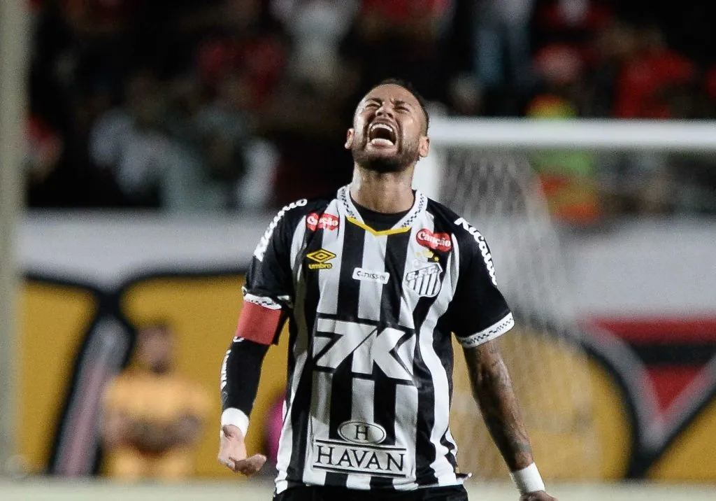 Neymar, jogador do Santos durante partida contra o Vitoria no estadio Barradao pelo campeonato Brasileiro A 2025. Foto: Jhony Pinho/AGIF