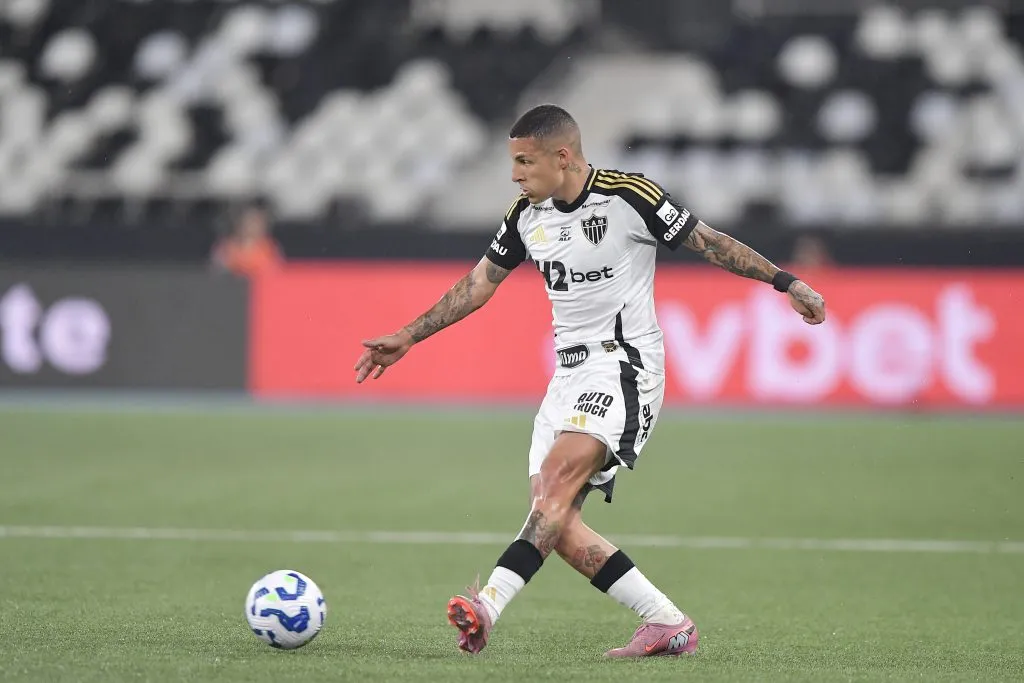 Guilherme Arana jogador do Atletico-MG durante partida contra o Botafogo no estadio Engenhao pelo campeonato Brasileiro A 2025. Foto: Thiago Ribeiro/AGIF