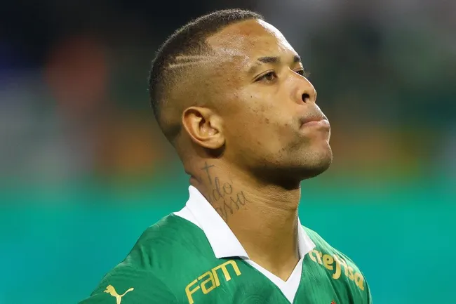 Caio Paulista, jogador do Palmeiras durante execucao do hino nacional antes da partida contra o Botafogo no estadio Arena Allianz Parque pelo campeonato Brasileiro A 2024. Foto: Joisel Amaral/AGIF