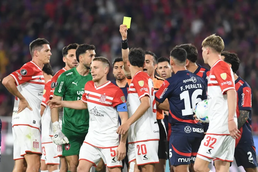 Piero Maza deu pênalti questionável para o Estudiantes em fase anterior da Libertadores. Foto: Christian Alvarenga/Getty Images.