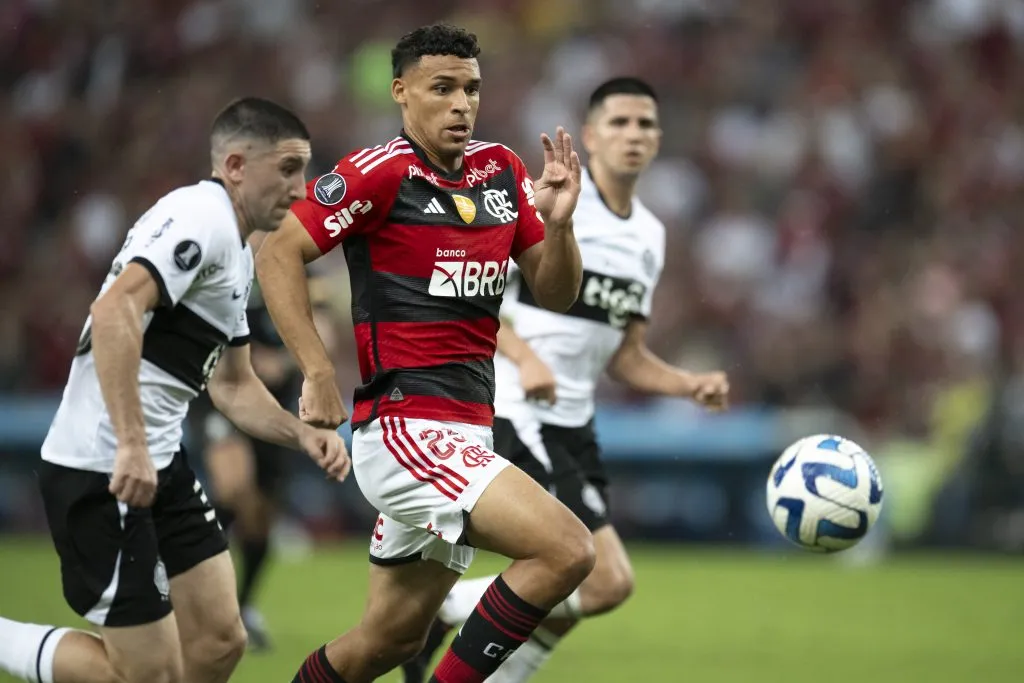 Victor Hugo, jogador do Flamengo durante partida contra o Olimpia no estadio Maracana pelo campeonato Libertadores 2023. Foto: Jorge Rodrigues/AGIF