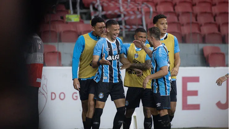 Alyson Edward jogador do Grêmio comemora seu gol - Foto: Maxi Franzoi/AGIF