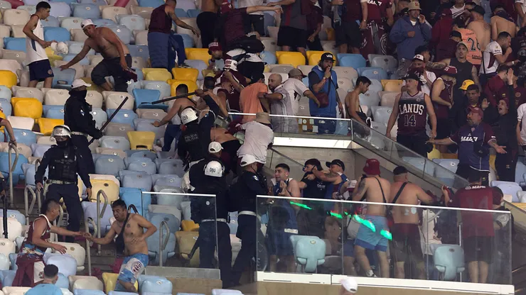 Briga generalizada entre torcedores argentinos paralisa Fluminense x Lanús no Maracanã.