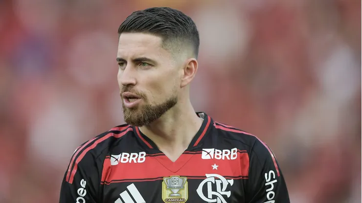 Jorginho volta após um mês de fisioterapia e tratamento para lesão muscular na coxa