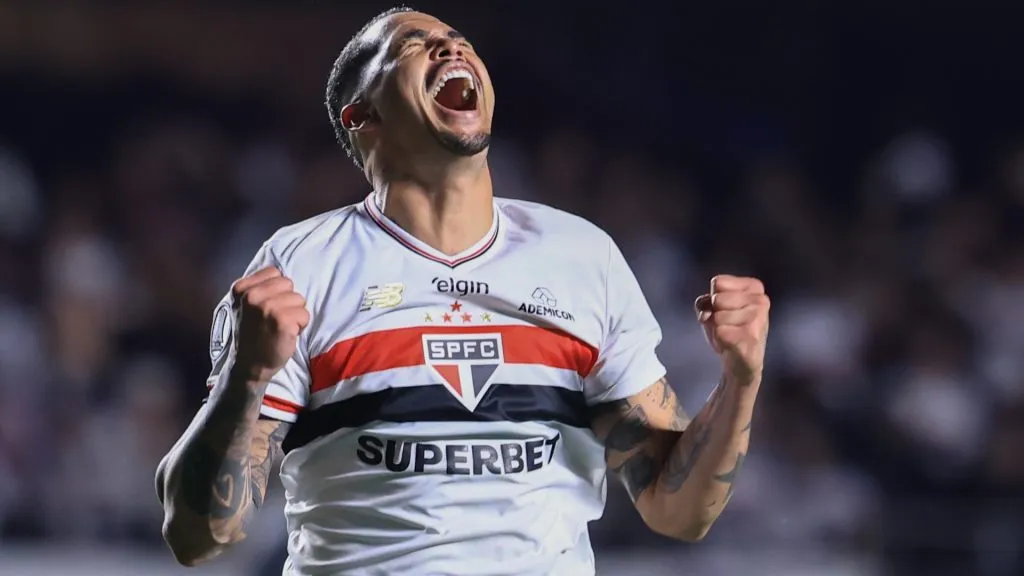 Luciano em ação pelo São Paulo durante partida da Libertadores – Foto: Marcello Zambrana/AGIF