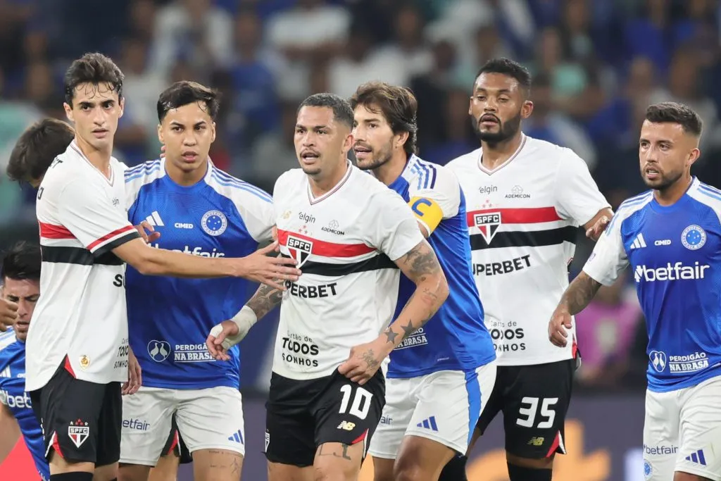 Luciano jogador do Sao Paulo reclama com a arbitragem durante partida contra o Cruzeiro no estAdio Mineirao pelo campeonato Brasileiro A 2025. Foto: Gilson Lobo/AGIF