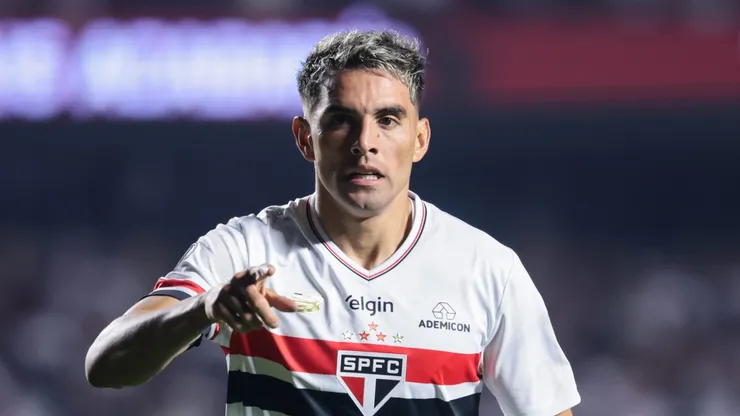 Enzo Díaz durante partida contra o Atlético Nacional (COL)