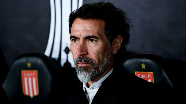 Técnico do Estudiantes, Eduardo Domínguez, durante partida da Copa Libertadores - Foto: Marcelo Endelli/Getty Images