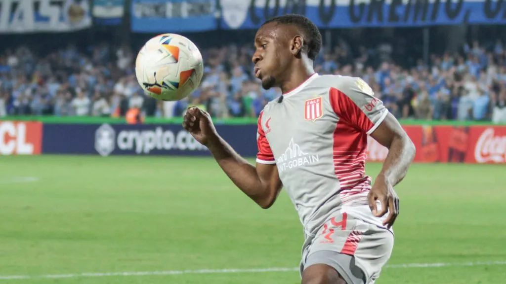 Edwuin Cetré não tem presença garantida em Estudiantes x Flamengo – Foto: Robson Mafra/AGIF