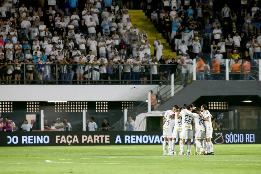 Jogadores do Santos comemoram vitoria ao final da partida contra o Sao Paulo no estadio Vila Belmiro pelo campeonato Brasileiro A 2025. Foto: Mauricio De Souza/AGIF