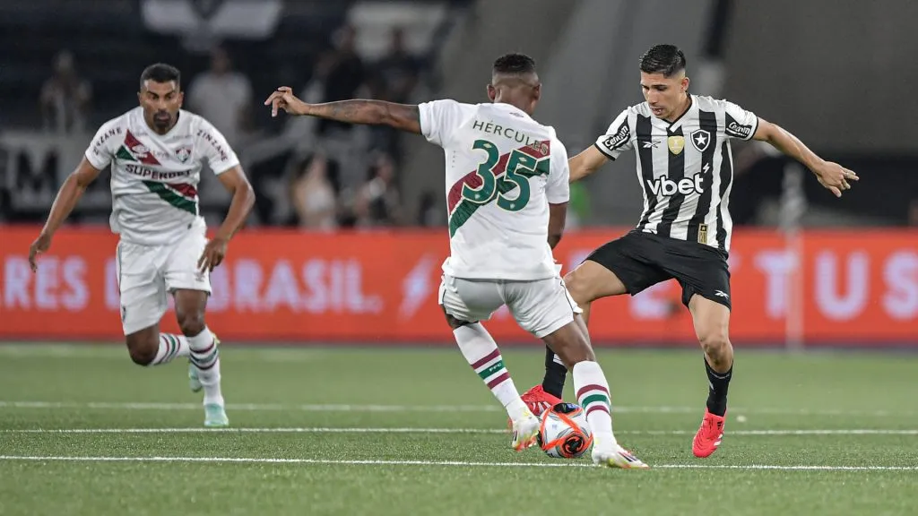Hércules e Savarino durante duelo entre Botafogo x Fluminense – Foto: Thiago Ribeiro/AGIF