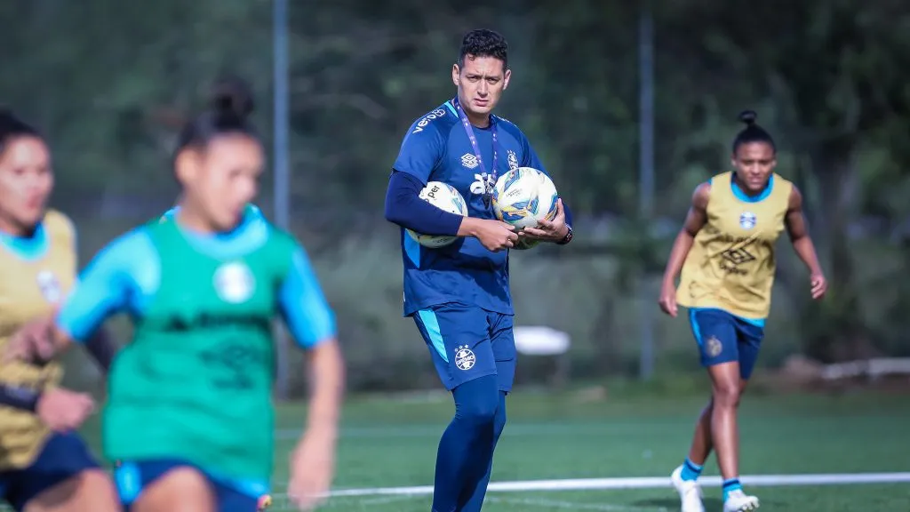 Técnico do Grêmio Feminino Cyro Leães