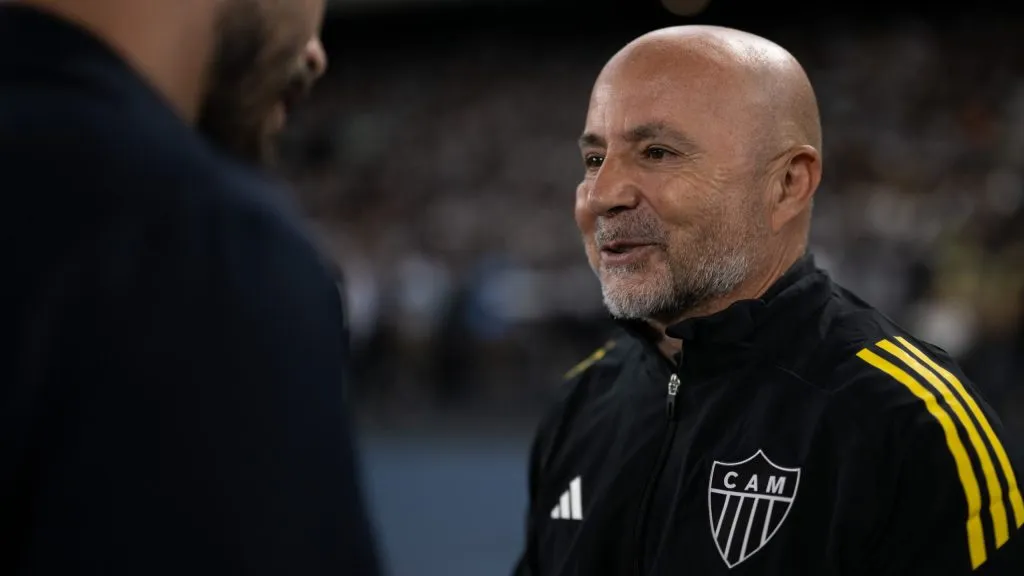 Davide Ancelotti tecnico do Botafogo e Jorge Sampaoli tecnico do Atletico-MG antes da partida no estadio Engenhao pelo campeonato Brasileiro A 2025. Foto: Jorge Rodrigues/AGIF