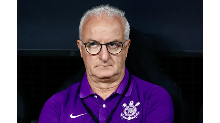 Dorival Júnior precisa melhorar se quiser permanecer em 2026 no Corinthians.