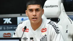 SP - SANTOS - 10/09/2025 - SANTOS, APRESENTACAO ADONIS FRIAS - Adonis Frias durante sua apresentacao oficial como jogador do Santos em coletiva de imprensa realizada no Vila Belmiro. Foto: Jota Erre/AGIF