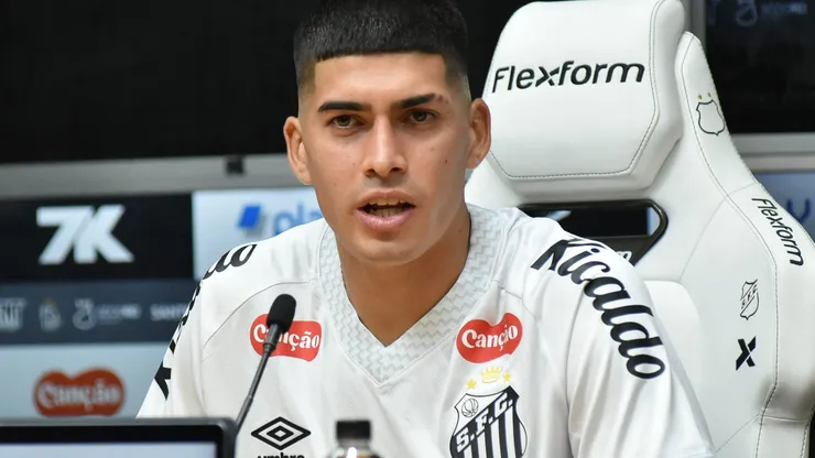 SP - SANTOS - 10/09/2025 - SANTOS, APRESENTACAO ADONIS FRIAS - Adonis Frias durante sua apresentacao oficial como jogador do Santos em coletiva de imprensa realizada no Vila Belmiro. Foto: Jota Erre/AGIF