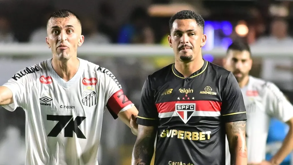 Luciano jogador do Sao Paulo durante partida contra o Santos no estadio Vila Belmiro pelo campeonato Brasileiro A 2025. Foto: Jota Erre/AGIF