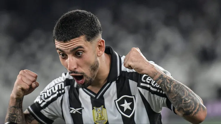 Santi Rodriguez jogador do Botafogo durante partida contra o Atletico-MG no estadio Engenhao pelo campeonato Brasileiro A 2025. Foto: Thiago Ribeiro/AGIF