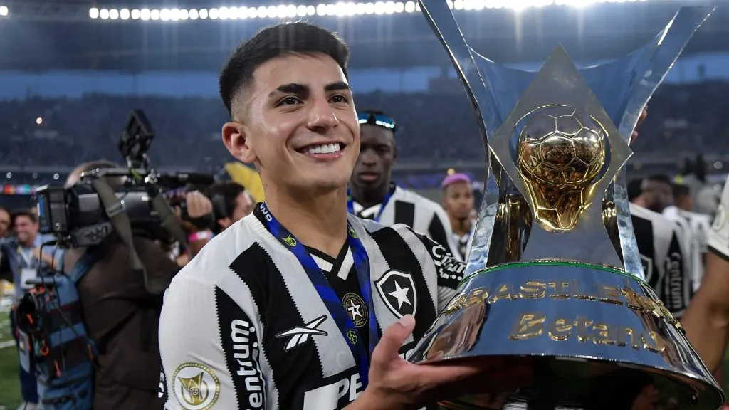 Almada jogador do Botafogo levanta a taca de campeao durante cerimonia de premiacao ao final da partida contra o Sao Paulo no estadio Engenhao pela decisao do campeonato Brasileiro A 2024. Foto: Thiago Ribeiro/AGIF