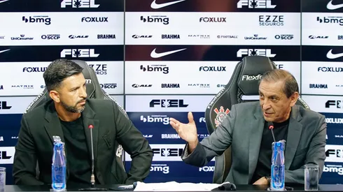 Ramón Díaz e seu auxiliar Emiliano Díaz, em coletiva no Corinthians (Luiz Fernando Carrijo/Corinthians)