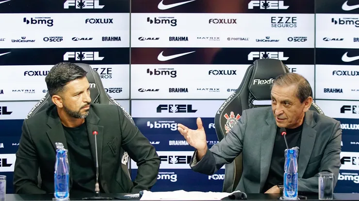 Ramón Díaz e seu auxiliar Emiliano Díaz, em coletiva no Corinthians (Luiz Fernando Carrijo/Corinthians)