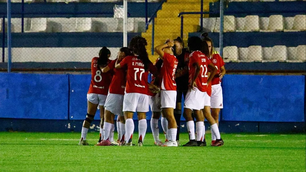 Elenco do Internacional em campo pela Copa do Brasil Feminina