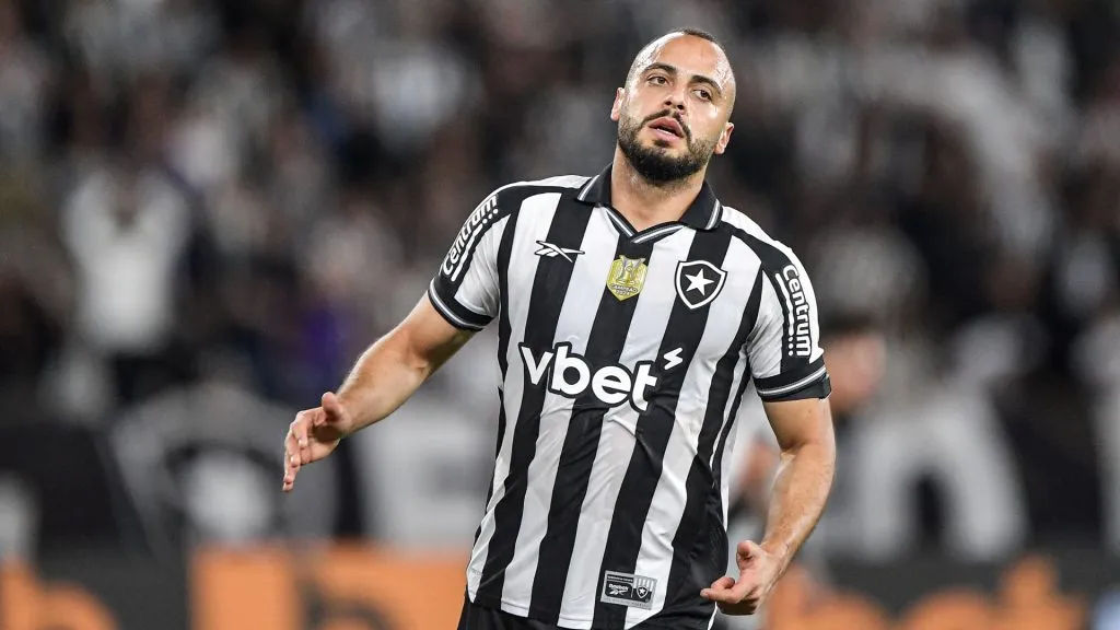 Arthur Cabral defendendo o Botafogo no Campeonato Brasileiro – Foto: Thiago Ribeiro/AGIF