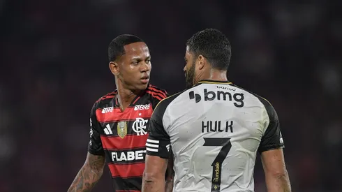 Wallace Yan jogador do Flamengo disputa lance com Hulk jogador do Atletico-MG durante partida no estadio Maracana pelo campeonato Brasileiro A 2025. Foto: Thiago Ribeiro/AGIF