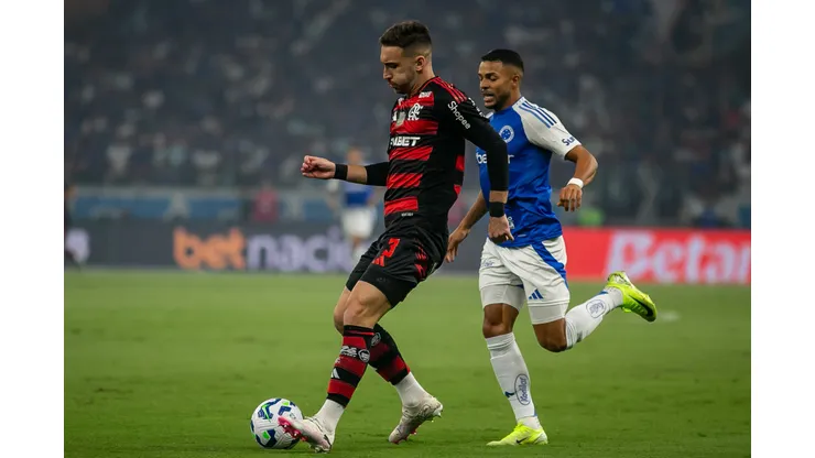 MG - BELO HORIZONTE - 04/05/2025 - BRASILEIRO A 2025, CRUZEIRO X FLAMENGO -Leo Ortiz jogador do Flamengo durante partida contra o Cruzeiro no estadio Mineirao pelo campeonato Brasileiro A 2025. Foto: Fernando Moreno/AGIF