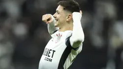 Garro e sua comemoração característica, homenageando o "Bando de Loucos" - Foto: Alexandre Schneider/Getty Images