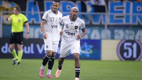 Cuiabano comemora gol marcado contra o Grêmio com Marlon Freitas.