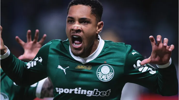 Vitor Roque comemorando gol durante partida entre Palmeiras e River Plate, no Allianz Parque, pela Libertadores.