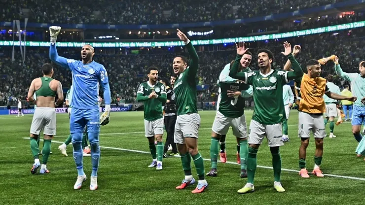 Jogadores do Palmeiras comemoram vitória durante partida contra o River Plate - Foto: Alan Morici/AGIF