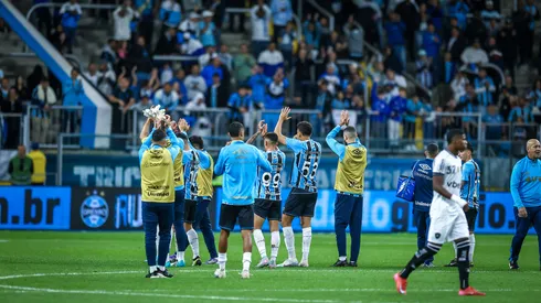 Jogadores do Grêmio agradecem apoio da torcida após empate com o Botafogo.