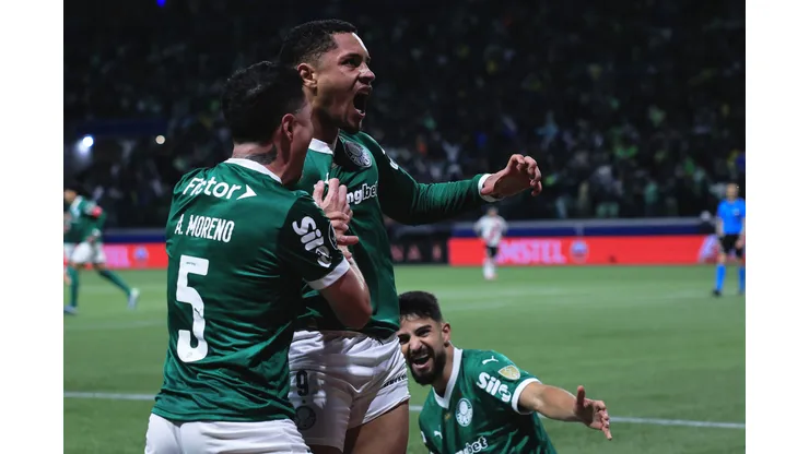 Vitor Roque, jogador do Palmeiras, comemora seu gol durante partida contra o River Plate no estadio Arena Allianz Parque pelo campeonato Copa Libertadores 2025. Foto: Ettore Chiereguini/AGIF