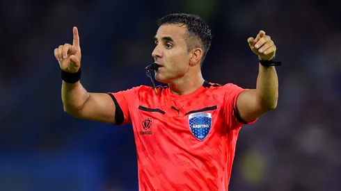 O árbitro chileno Piero Maza irá comandar Estudiantes x Flamengo nesta quinta (25).