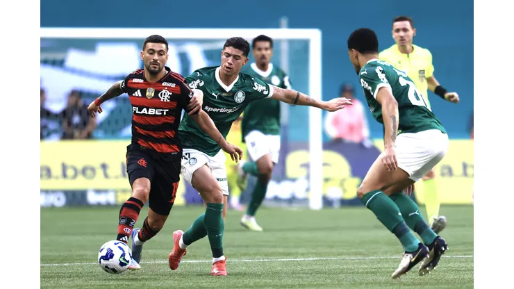 SP - SAO PAULO - 25/05/2025 - BRASILEIRO A 2025, PALMEIRAS X FLAMENGO - Emiliano martinez jogador do Palmeiras disputa lance com De Arrascaeta jogador do Flamengo durante partida no estadio Arena Allianz Parque pelo campeonato Brasileiro A 2025. Foto: Marcello Zambrana/AGIF