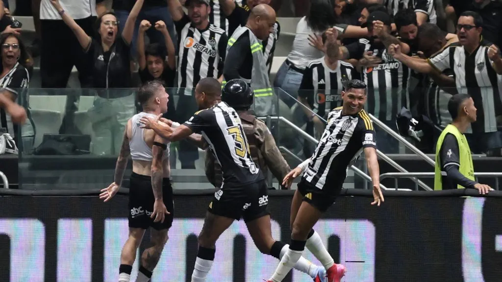 Bernard enlouquece a Arena MRV coom gol que garantiu a classificação. Foto: Gilson Lobo/AGIF