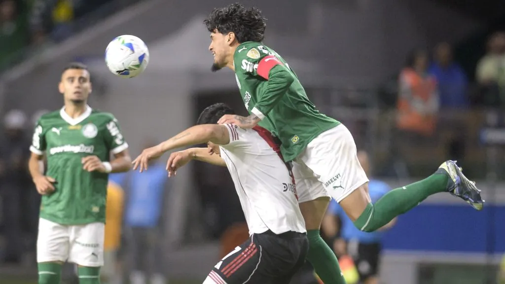 Gustavo Gómez em ação no duelo contra o River. Foto: Alan Morici/AGIF