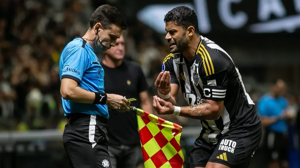 Hulk com a arbitragem no Galo. Foto: Fernando Moreno/AGIF